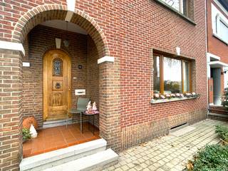 Deze charmante, instapklare halfopen bebouwing ligt als een verborgen parel langs de vaart in Schoten, op wandelafstand van het centrum. Hier...