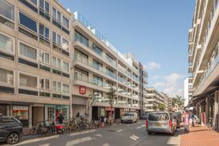 <strong>Residentie Chapon Fin</strong><br /><br />Op een uitzonderlijke locatie in de Kustlaan, vlak bij het Lichttorenplein en omringd door boetieks, horeca en de supermarkt, bevindt zich dit stijlvol afgewerkt appartement met doorlopend parket. De leefruimte aan de voorzijde geniet van een mooie lichtinval en is ingericht met een ingebouwd tv‑meubel dat tevens als bureau kan dienen. De open keuken sluit harmonieus aan op de eetplaats en is uitgerust met moderne toestellen, waardoor de leefruimte één uitnodigend geheel vormt.<br /><br />In de inkomzone zijn een gastentoilet en een praktische vestiairekast voorzien. Achteraan liggen de twee volwaardige slaapkamers, elk met toegang tot het rustige terras. De master bedroom beschikt over inbouwkasten en een ensuite badkamer met bad‑douchecombinatie, lavabo en toilet. De tweede slaapkamer is ingericht met twee stapelbedden, inbouwkasten en een eigen badkamer met lavabo en douche.<br /><br />Extra comfort komt van de gemeenschappelijke fietsenberging en het privatieve keldertje. Een ideale woonplek voor wie een verfijnd appartement zoekt in het hart van Knokke‑Zoute.<br /><br />Wil je dit appartement bezichtigen? Plan zeker een bezoekmoment in!<br /><em>Ref: A753</em>