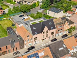 Deze ruime nieuwbouwappartement biedt een grote lichtrijke leefruimte met een uitgeruste keuken, 2 SLPKS en zongerichte terras<br />ONTDEK ONZE VASTGOEDVIDEO; https://youtube.com/embed/acObu4bpldQ<br />APPARTEMENT TE KOOP ONDER * 2% REGISTRATIERECHTEN <br />Indeling: <br />Inkom - lichtrijke leefruimte met een uitgeruste keuken waarbij alle toestellen van SIEMENS zijn (51m²) - terras (27,5m²) - berging - badkamer met dubbel wastafel, ligbad en inloopdouche - toilet - 2de berging en 2 slaapkamers (18m² - 17,1m²)<br />Extra: 5 zonnepanelen per appartement - vloerverwarming - conform aan de normen van 2050 - fietsenberging + vuilnisberging aanwezig per appartement - optioneel om een autostaanplaats bij te kopen<br />*indien u aan de voorwaarden voldoet