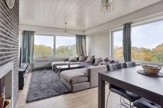 <p><span>Op zoek naar lichtrijk appartement met een panoramisch zicht over de wijde omgeving? Dit unieke hoekappartement op de 7de verdieping combineert ruimte, comfort en een fenomenaal uitzicht! Of je nu op zoek bent naar een eerste eigen stek, een comfortabele woonplek of een slimme investering, dit appartement heeft het allemaal. Er is een mogelijkheid om een garage bij te kopen voor 25.000.</span></p><p><span> </span></p><p><span>Indeling</span><span>:</span></p><p><span>Ruime living met grote raampartijen die zorgen voor een overvloed aan natuurlijk licht.</span></p><p><span>Aparte keuken met toegang tot een terrasje.</span></p><p><span>Praktische berging voor extra bergruimte.</span></p><p><span>Twee volwaardige slaapkamers</span></p><p><span>Badkamer met ligbad om heerlijk te ontspannen na een lange dag</span></p><p><span>Apart toilet</span></p><p><span>Bij het appartement hoort een kelder</span></p><p><span> </span></p><p><span>Bijzonderheden</span><span>:</span></p><p><span>Dankzij de hoekligging geniet je van veel lichtinval en een weids uitzicht dat nooit verveelt.</span></p><p><span>EPC Energielabel B - 187 kwh/(m² jaar)</span></p><p><span>Geen renovatieplicht!</span></p><p><span>De elektriciteit zal conform zijn bij het verlijden van de akte.</span></p><p><span>Er is overal dubbele beglazing met aluminium kader</span></p><p><span>CV is collectief op gas</span></p><p><span>Het dak werd in 2019 geïsoleerd</span></p><p><span>Vaste kosten: 320/maand (inbegrepen: voorschot CV + warm water, water, minuterie gang, lift, brandpolis, syndicus, ruitenwasser, huisvuil, conciërge, reservefonds)</span></p><p><span>P-score: A</span></p><p><span>G-score: A</span></p>