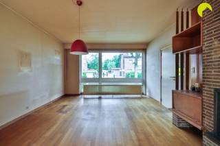 <p><span>Eerste kijkdag op zaterdag 20 juni vanaf 10.00u - inschrijven verplicht. Biedingen mogelijk tot ma. 18u. </span></p><p><span> </span></p><p><span>In de gegeerde Dieseghemwijk, recht tegenover het schooltje "Rozenregen" vinden we deze te renoveren HOB met 3 slaapkamers, garage en verzorgde tuin.<br />Zorgeloos parkeren doe je op de oprit (mogelijkheid voor plaatsen laadpaal) of in de garage. Via de inkomhal met toilet en doorgang naar de keuken, komen we in de living / eetplaats op parket. De grote raampartijen zorgen voor veel lichtinval.<br />Via een schuifraam kom je in de mooie en rustige Oost-tuin. De keuken is te vernieuwen. Op de eerste verdieping vinden we 3 volwaardige slaapkamers en een te renoveren badkamer. Er is ook een trektrap die uitgeeft op de handige zolder voor berging.</span></p><p><span> </span></p><p><span>De woning is deels onderkelderd; hier dient het vochtprobleem nog aangepakt te worden en een nieuwe trap geplaatst te worden.<br /><br />Kortom; een mooie renovatieproject op een toplocatie in Mortsel!</span></p><p><span> </span></p><p><span>EPC: 480 kWh/m²j (renovatieverplichting binnen de 6 jaar)</span></p><p><span>Oppervlakte volgens meting EPC</span></p><p><span>G-score: B - P-score: C </span></p><p><span> </span></p><p><span>Een bezoek ter plaatse: 03 449 42 41 - hallo@habicom.be.</span></p><p><span>Benieuwd naar de waarde van uw woning? Check het gratis op www.watismijnhuiswaard.be</span></p><p><span> </span></p>