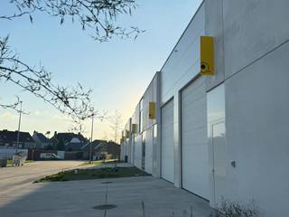 In de nieuwe KMO-zone De Stip te Harelbeke bieden wij een afgewerkte loods van 360m² aan, ideaal voor ambachtelijke of groeiende ondernemingen. <br />De site is vlot bereikbaar via de E17 en belangrijke invalswegen, wat zorgt voor een uitstekende logistieke ligging. <br /><br />De loods is instapklaar en uitgerust met water- &amp; driefasige elektrische aansluiting, een regenwaterput van 10.000L en geautomatiseerde poort. Elektriciteit en water zijn reeds aangesloten, verdeling in de loods dient nog zelf te gebeuren. <br />Drie private parkeerplaatsen zijn inbegrepen. <br /><br />Op zoek naar een efficiënte bedrijfsruimte op een toplocatie? <br />Contacteer ons dan vandaag voor meer informatie of een bezoek!