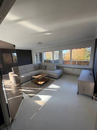 Dit energiezuinig instapklaar appartement op de 2verdieping kan uw droom appartement worden.<br />Inkomhal met vestiaire, apart toilet, badkamer met ligbad, dubbel lavabo-meubel en toilet, aparte berging/wasplaats.<br />Ruime living met open zicht wegens hoek appartement waardoor ook automatisch veel lichtinval. Aanpalend terras. Aparte volledig ingerichte keuken. 1 zeer ruime slaapkamer met zuid georiënteerd terras. 2de slaapkamer. Kelder. Conforme elektrische keuring. Lift. Ook ideaal als investering.<br />Bezoek via olivier@immo-en-cie.be of 0475/970.780.