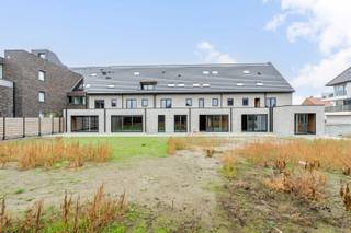 Kwalitatief wonen in Zedelgem!<br /><br />Ontdek de prachtige nieuwbouwappartementen in Residentie Cyriel.<br /><br />16 ruime, lichtrijke nieuwbouwappartementen waarvan de bereikbaarheid, duurzaamheid en de rust grote troeven zijn. Tevens worden er 25 ondergrondse autostaanplaatsen en privatieve bergingen voorzien.<br /><br />Locatie:<br />De residentie wordt opgetrokken op de Leeuw te Zedelgem, waar de voornaamste winkels op wandel– of fietsafstand te vinden zijn. Dankzij de ruime gemeenschappelijke tuin, privatieve tuinen of ruime terrassen geniet u van de rust en natuur, alsook van een bruisende leefomgeving met alle voorzieningen vlakbij. Tevens situeren de appartementen zich vlakbij de op – en afrit van de E40 en E403. Een wandeling aan zee of het historisch stadscentrum van Brugge is dus nooit veraf!<br /><br />Duurzaamheid:<br />De residentie wordt opgetrokken uit duurzame materialen en geniet een hoogstaande afwerking. Er wordt gekozen voor moderne materialen en er wordt een E-peil van <30 nagestreefd. In elke entiteit wordt gewerkt met warmtepomptechnologie, vloerverwarming met koeling (voor het hele jaar een aangenaam binnenklimaat). <br />Elk appartement kan worden afgewerkt naar eigen smaak, en er is een ruime keuze voorzien naar materiaalkeuze. De koper wordt steeds persoonlijk begeleid doorheen alle keuzemogelijkheden. Lastenboek ter inzage op kantoor.<br /><br />Rust:<br />Elk appartement wordt gekenmerkt door veel licht en ruimte, en de toegankelijkheid naar groen. De gemeenschappelijke tuin achteraan, rechtstreeks bereikbaar vanuit het gebouw, is voor alle bewoners toegankelijk en betekent een absolute meerwaarde. Een oase van rust voor elke bewoner.<br /><br />Voor meer info, maak een afspraak op kantoor : 0470 50 50 50 of info@futurimmo.be.