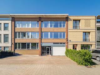 <p><span>Gerenoveerd 3 slaapkamer appartement met terras en ondergrondse staanplaats</span></p><p><span> </span></p><p><span>Dit stijlvol appartement bevindt zich in een rustige zijstraat van de levendige Fruithoflaan, met een ruim aanbod aan winkels en een vlotte verbinding met het openbaar vervoer binnen handbereik.</span></p><p><span> </span></p><p><span>Dankzij een grondige renovatie geniet het appartement van een energiezuinig EPC B, onder meer hoogrendementsglas en geïsoleerde muren.</span></p><p><span> </span></p><p><span>INDELING</span></p><p><span>Via een privatieve inkomhal met ingemaakte kasten en een apart gastentoilet betreedt u het appartement. </span></p><p><span>De lichtrijke leefruimte geniet dankzij een overvloed raampartijen aan natuurlijk en is afgewerkt met een stijlvolle eiken parketvloer die doorloopt in de hal en slaapkamers.</span></p><p><span> </span></p><p><span>De volledig nieuwe keuken is uitgerust met kwalitatieve toestellen, waaronder een vaatwasser, inductiekookplaat, oven met airfryer functie (Siemens) en een ruime koelkast met diepvries (Bosch), en biedt voldoende opbergruimte.</span></p><p><span> </span></p><p><span>De badkamer en het toilet werden volledig vernieuwd en afgewerkt met hoogwaardige materialen. De badkamer beschikt over een dubbel lavabomeubel, een douche en aansluiting voor een wasmachine en droogkast. </span></p><p><span> </span></p><p><span>Achteraan bevinden zich drie slaapkamers. De grootste slaapkamer geeft toegang tot een gezellig terras met extra bergruimte. Bovendien werden alle ramen in de slaapkamers vernieuwd.</span></p><p><span> </span></p><p><span>Een extra troef, een ondergrondse autostaanplaats is inbegrepen in de prijs.</span></p><p><span> </span></p><p><span>Maandelijkse provisie: €150 (inclusief verwarming, water, onderhoud van de gemeenschappelijke delen)</span></p><p><span> </span></p><p><span>BIJZONDERHEDEN</span></p><p><span>- uitstekende ligging</span></p><p><span>- energiezuinig (EPC B)</span></p><p><span>- volledig gerenoveerd met hoogwaardige afwerking</span></p><p><span>- inclusief ondergrondse autostaanplaats</span></p><p><span> </span></p><p><span> </span></p>