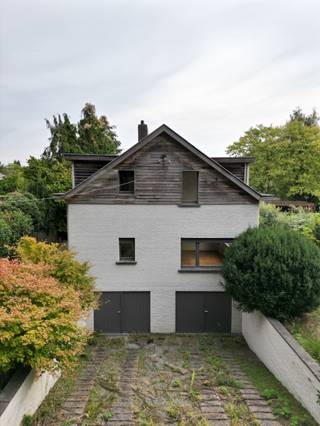 Bijzondere opportuniteit! Opbrengsteigendom bestaande uit twee te renoveren of herop te bouwen appartementenDeze bijzondere meergezinswoning bestaat...