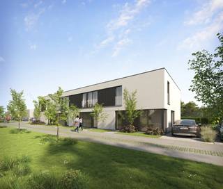 Deze gesloten woning op lot 22 combineert een praktische indeling met hedendaags wooncomfort. De woning biedt een ruime leefruimte met open keuken die uitgeeft op de tuin, waardoor binnen en buiten mooi in elkaar overvloeien. Grote raampartijen zorgen voor veel natuurlijk licht en een aangenaam ruimtegevoel.
Op de verdieping bevinden zich 3 comfortabele slaapkamers en een volledig ingerichte badkamer. Dankzij de energiezuinige technieken en een uitstekend E-peil van E10 geniet je van een woning die klaar is voor de toekomst, met een laag energieverbruik en een hoog wooncomfort.
De woning wordt afgewerkt volgens het lastenboek, met inspraak in de afwerking zodat je jouw nieuwe thuis mee vorm kunt geven naar eigen smaak. De private tuin biedt ruimte om te ontspannen, te spelen of gezellig buiten te tafelen.