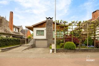 <p><span>Ontdek deze prachtige, energiezuinige villa gelegen in het gegeerde Molenveld op een perceel van 675 m², waar ruimte en comfort centraal staan.</span></p><p><span>De woning beschikt over drie ruime slaapkamers, elk met een eigen ensuite badkamer (waarvan één nog naar eigen smaak af te werken). De master bedroom biedt alle comfort en is voorzien van een stijlvolle, op maat gemaakte dressing.</span></p><p><span>De lichtrijke leefruimte met gezellige gashaard vormt het hart van de woning en sluit naadloos aan op de hoogwaardig afgewerkte keuken, uitgerust met kwaliteitsvolle materialen en toestellen.</span></p><p><span>Buiten geniet u van een prachtig aangelegde tuin van ca. 500 m² – een ideale plek om tot rust te komen of gasten te ontvangen.</span></p><p><span>Extra troeven:</span></p><ul><li><span>Energiezuinig dankzij zonnepanelen</span></li><li><span>Garage met oprit</span></li><li><span>Volledig gerenoveerd in 2016</span></li><li><span>Ingebouwd centraal stofzuigsysteem</span></li><li><span>Ruime berging</span></li><li><span>Airco aanwezig </span></li><li><span>Grote, droge kelder</span></li></ul><p><span>De villa is bovendien uitstekend gelegen nabij scholen, openbaar vervoer, winkels en belangrijke invalswegen.</span></p><p><span>Interesse? Voor meer informatie: info@reant.be of bel 03/283.06.06</span></p><p><span> </span></p><p><span> </span></p>