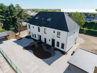 OPEN HUIS ZATERDAG 18 APRIL!! We naderen stilaan de afronding van de werken. Volgende week wordt de laatste hand gelegd aan de binnen- en buitenafwerking, en kijken we ernaar uit om u op zaterdag 18 april te mogen ontvangen in twee sfeervol afgewerkte woningen tijdens onze exclusieve opendeurdag.<br /><br />Ontdek de charme en het karakter van deze eigendom tijdens een persoonlijke rondleiding op afspraak. Schrijf u in via immo@neletassaert.be<br /><br />Via een private oprijlaan van maar liefst 35 meter bereikt u dit uitzonderlijke perceel met twee exclusieve nieuwbouwwoningen. Vanaf het eerste moment ervaart u hier een oase van rust, privacy en groen.<br />Alle bouwzorgen worden u volledig uit handen genomen: de woningen worden tot in de kleinste details afgewerkt met hoogwaardige en duurzame materialen. Buitengevels worden tevens gekalleid. Oprit, voortuin en terrassen worden aangelegd in een verfijnde combinatie van kleiklinkers, uitgewassen beton en Franse dolomiet. Omheind met deels zwarte ericamatten en mooie hagen. De woningen zijn volledig voorzien van ingewerkte inbouwspots. Enkel de schilderwerken laat u nog volledig naar eigen smaak uitvoeren.<br />Elke woning beschikt over individuele verwarming via een lucht/water-warmtepomp, met vloerverwarming op zowel het gelijkvloers als de eerste verdieping.<br /><br /><strong>Woning – Lot A: 729.000 euro (exclusief kosten zoals registratie, btw, enz...)<br /></strong><br />Gelegen op een perceel van 744 m², met eigen carport, tuinberging en fietsenberging.<br /><br />De woning verwelkomt u via een ruime inkomhal met apart gastentoilet en een tweede toegang tot de praktische berging/wasruimte, waar tevens de mogelijkheid bestaat om een koelcel te voorzien.<br /><br />De lichtrijke leefruimte omvat een volledig uitgeruste keuken en een gezellige leefruimte met grote glaspartijen die uitgeven op de zonnig georiënteerde tuin. Aansluitend bevindt zich een afzonderlijk bureel, stijlvol afgescheiden door een stalen deur. De volledige leefruimte is afgewerkt met hoogwaardig eiken parket.<br /><br />Op de eerste verdieping bevinden zich drie volwaardige slaapkamers, waarvan de master bedroom beschikt over een aanpalende dressingruimte. De ruime badkamer is uitgerust met een inloopdouche, ligbad en dubbele lavabo. Daarnaast is er een apart toilet in de nachthal.<br />Via een vaste eiken trap bereikt u de volledig geïsoleerde zolderverdieping, die eenvoudig kan worden ingericht tot bijkomende slaapkamers of multifunctionele ruimte.<br /><br />
<p><strong>Woning – Lot B: 699.000 euro (exclusief kosten zoals registratie, btw, enz...)</strong></p>
<p>Gelegen op een perceel van 676 m², met eigen carport, tuinberging en fietsenberging.</p>
<p>Deze woning beschikt over een inkomhal met apart toilet en een bijzonder ruime berging/wasplaats, met mogelijkheid tot het installeren van een koelcel en een douchecel.</p>
<p>De riante leefruimte bestaat uit een volledig ingerichte keuken en een aangename leefruimte met grote raampartijen die zorgen voor een overvloed aan natuurlijk licht en een directe verbinding met de zongerichte tuin. Ook hier is een afzonderlijk bureel voorzien, afgescheiden door een elegante stalen deur. De afwerking gebeurt volledig in eiken parket.</p>
<p>De eerste verdieping telt drie ruime slaapkamers en een royale badkamer met inloopdouche, ligbad en dubbele lavabo. Een apart toilet bevindt zich in de nachthal.</p>
<p>De vaste eiken trap leidt naar de volledig geïsoleerde zolderverdieping, waar zonder moeite extra slaapkamers of een hobbyruimte kunnen worden gecreëerd.</p>
<br />Dit worden twee pareltjes om U tegen te zeggen .....