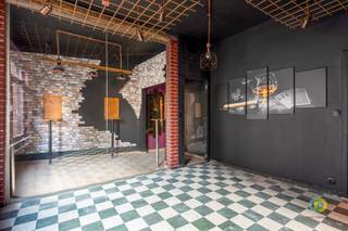 <p><span>Met een levendige bevolking ademt Vilvoorde bruisende energie uit. Deze commerciële gelijkvloers, perfect gesitueerd in het hart van de stad, garandeert optimale zichtbaarheid en toegankelijkheid.</span></p><p><span>De polyvalente ruimte (61m²), straalt moderniteit uit met zijn strakke design en grote ramen die overvloedig natuurlijk licht binnenlaten en is reeds een volledig ingerichte bar geïnstalleerd. </span></p><p><span>De aanwezige keuken is al voorzien van aansluitingen maar niet van apparaten, waardoor je deze ruimte kunt benutten zoals jij dat wenst. Sanitaire voorzieningen voor zowel mannen als vrouwen zijn reeds geïnstalleerd, een 2</span><span><sup>e</sup></span><span> zaal biedt vele opportuniteiten.</span></p><p><span>Ontdek de veelbelovende mogelijkheden van deze centraal gelegen commerciële ruimte en geef jouw onderneming de ruimte om te gedijen. Neem vandaag nog contact met ons op voor een bezichtiging!</span></p><p><span>Geen lasten of provisies.</span></p><p><span>Onmiddellijk beschikbaar.</span></p><p><span> </span></p>