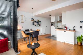 Dit kwalitatief afgewerkt appartement bevindt zich op een toplocatie. Men betreedt het appartement via de inkomhal met toegang tot een berging en een apart toilet. De inkomhal geeft uit op de leefruimte en open keuken. Deze keuken werd volledig uitgerust en voorzien van alle nodige toestellen. Door de grote raampartijen geniet men doorheen het hele appartement van een zeer aangename en natuurlijke lichtinval. De leefruimte geeft verder toegang tot het gezellige stadsterras. Het appartement beschikt over een ruime slaapkamer en verder over een uitgeruste badkamer met een lavabo en een ruime inloopdouche. Er is ook een ondergrondse autostaanplaats en een ondergrondse berging aanwezig, dit inclusief de huurprijs. Het appartement wordt gemeubileerd verhuurd. De maandelijkse kosten bedragen € 100.<br /><br />Dit appartement is rustig gelegen in het historisch centrum van de stad. Hier zit u op een steenworp van de Nationalestraat, Groenplaats, Kathedraal en tal van andere bekende stadsmonumenten. Als u hier woont, ervaart u een ongeëvenaarde beleving van de geschiedenis en oude ziel van de historische stad in combinatie met het bruisende leven dat zich hier heden afspeelt. In de nabije omgeving van winkels, openbaar vervoer en stadsinfrastructuur.<br /><br />EPC: 115 kWh / m² UC : 2309576