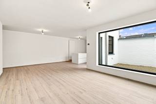 <p>Centraal gelegen in de winkelstraat van Diksmuide, met alle voorzieningen (winkels, horeca, scholen, openbaar vervoer) op wandelafstand, vindt u dit volledig gerenoveerde appartement (renovatie 2026). Het is gelegen op het gelijkvloers en helemaal instapklaar, met al het nodige wooncomfort aanwezig. Dankzij de doordachte en kwalitatieve afwerking hoeft u hier geen werken meer uit te voeren.<br />Het appartement omvat een ruime living die overloopt in een open, praktisch ingerichte keuken – ideaal voor wie graag kookt en ontvangt. Er zijn 2 ruime slaapkamers en een praktisch ingerichte badkamer, aangevuld met een apart toilet. Extra troef zijn de 2 gezellige koertjes, perfect om buiten te zitten en te genieten van een zonnig moment.<br />Een bijkomende troef zijn de heel lage gemeenschappelijke lasten.<br />Bij het appartement hoort tevens een garage, ideaal voor wagen of extra opbergruimte.<br />EPC: label C – 265 kWh/(m² jaar)<br />Appartement: €230.000<br />Garage: €25.000<br />Interesse of een bezoek inplannen? Neem gerust contact op.<br /> </p>