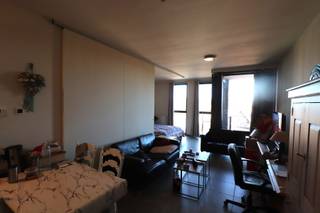 INDELINGWoonkamer met open keuken, afsluitbaar slaapgedeelte en toegang naar het terras.Keuken voorzien van volgende toestellen: oven, koelkast,...