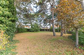 Prachtige bouwgrond te koop in Koksijde-Bad – 683 m² in exclusieve villawijkTe koop: een uitzonderlijk stuk bouwgrond van 683 m², schitterend gelegen...