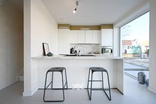 Deze nieuwbouw woning met 3 slaapkamers en een bewoonbare oppervlakte van 187 m² is gelegen op een perceel van 552,01 m² in de nieuwe...