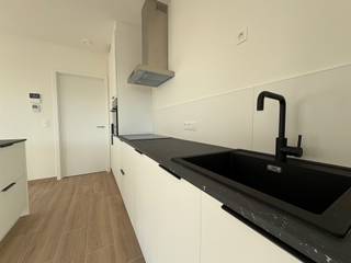 <h3><span>Te huur: Modern 2-slaapkamer appartement in nieuwbouwproject Tuinen van Eden, Wilrijk</span></h3><p><span>Ontdek dit prachtige, lichtrijke 2-slaapkamer appartement in het prestigieuze nieuwbouwproject </span><span>Tuinen van Eden</span><span>, ideaal gelegen in een rustige en groene buurt van Wilrijk. Dit appartement combineert comfort, stijl en praktische indeling op een manier die meteen als thuis voelt.<br /><br /></span><span>Het appartement wordt verwarmd én gekoeld via geothermische vloerverwarming (BEN)</span><span> </span></p><p><span>Indeling en kenmerken:</span></p><ul><li><span>Slaapkamers:</span><span> 2 comfortabele slaapkamers met veel lichtinval</span></li><li><span>Badkamer:</span><span> Moderne inloopdouche</span></li><li><span>Leefruimte:</span><span> Ruime en lichtrijke woonkamer met veel natuurlijke lichtinval</span></li><li><span>Keuken:</span><span> Volledig uitgeruste open keuken met hoogwaardige toestellen</span></li><li><span>Terras:</span><span> Groot, zonnig en ideaal om te ontspannen of te genieten van een drankje buiten</span></li><li><span>Berging:</span><span> Aparte berging met aansluitingen voor wasmachine en droogkast</span></li><li><span>Vloeren:</span><span> Stijlvolle parkettegels doorheen het appartement</span></li></ul><p><span>Extra troeven:</span></p><ul><li><span>Nieuwbouw met energiezuinige BEN-woning standaard</span></li><li><span>Lift aanwezig</span></li><li><span>Fietsenberging</span></li><li><span>Rustige en groene omgeving, ideaal voor ontspanning</span></li><li><span>Nabij winkels, scholen en openbaar vervoer</span></li><li><span>Uitstekende bereikbaarheid naar belangrijke invalswegen</span></li></ul><p><span>Dit appartement is perfect voor wie modern comfort wil combineren met een rustige, groene en toch goed bereikbare locatie.<br /><br /></span></p><p><span>3 maanden huurwaarborg</span></p><p><span>€150 provisie gemeenschappelijke kosten</span></p>