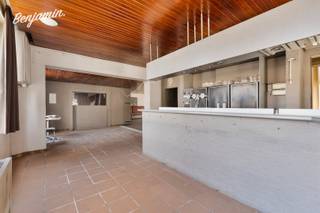 - Ideale ligging in Roeselare: Meensesteenweg 93<br />- Handelszaak/hoekwoonst, gelegen vlak vóór een volledig nieuwe projectontwikkeling<br />- Ingerichte bar met grote ontvangstruimte<br />- Extra ruimte + keuken + berging op het gelijkvloers<br />- Binnenkoer (ongeveer 27 m²)<br />- 3 kamers op de eerste verdieping<br />- Badkamer met douchebad, wastafel en toilet<br />- Grote zolder<br />- Bruikbare vloeroppervlakte: 260 m²<br />- EPC: 722 kWh/m/jaar, UC: 2984656<br />- Richtprijs: € 299.000