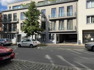 <span><strong>PULHOFWIJK - Nieuwbouw 1 slaapkamer appartement ca. 68m² met ruim terras achteraan op uitstekende locatie te Floraliënlaan vlakbij winkels, ziekenhuizen, scholen, supermarkten, trendy restaurants, openbaar vervoer en belangrijke in-en uitvalswegen.<br /><br /><br />INDELING; <br /><br /></strong></span><span>U betreedt het appartement via de INKOMHAL met apart gastentoilet.</span><br /><br /><span>Lichte en aangename LEEFRUIMTE met open ingerichte KEUKEN voorzien van opbergkasten en alle gebruikelijke toestellen: afwasmachine, koelkast met vriesvak, elektrische keramische kookplaat, geïntegreerde dampkap en een spoelbak.</span><br /><br /><span>De volledig ingerichte BADKAMER ca. 5m² is voorzien van een inloopdouche, lavabo in een meubel en een handdoekdroger. Aansluitend de BERGING waar de aansluiting voor wasmachine/droogkast is voorzien. </span><br /><br /><span>De SLAAPKAMER ca. 12m² geeft toegang tot het aangename TERRAS ca. 7,5m².<br /><br /></span>Ondergrondse staanplaats inclusief de huurprijs.<br /><span> <br /></span><br /><span><strong>BIJZONDERHEDEN; </strong></span><br /><span>* Nieuwbouw appartement welke voldoet aan alle nieuwste normen. </span><span><br />* Kelder inclusief</span><br /><span>* Individuele meters voor elektriciteit, water en verwarming.</span><br /><span>* Ondergrondse staanplaats inclusief de huurprijs.</span><br /><span>* Ruime fietsenstalling in het gebouw </span><br /><span>* Lift in het gebouw </span><br /><span>* AO: €75/maand (onderhoud gemeenschappelijke delen, syndicus, ...)<br /></span>