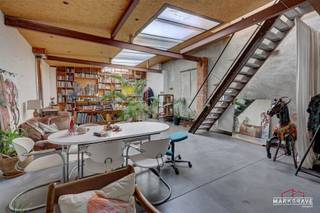 <p><span>Veelzijdig Handelspand met Ontwikkelingspotentieel Ideaal voor Bouwfirma of Investeerder</span><span><br /></span><span>Toplocatie aan de rand van het historisch centrum van Antwerpen</span></p><p><span>Bent u een bouwfirma of investeerder op zoek naar een pand met volume én toekomstwaarde? Dan is dit uitzonderlijk handelshuis met gemengde functies een niet te missen kans.</span></p><p><span>Extra troef</span><span>: Er is een </span><span>serieuze kandidaat-koper voor de gelijkvloerse commerciële ruimte</span><span> een kinesist die de ruimte professioneel wil benutten. </span></p><h3><span>Belangrijkste troeven:</span></h3><ul><li><span>Overdracht via aandelen mogelijk</span><span> ideaal voor investeerders (pand zit in patrimoniumvennootschap)</span></li><li><span>Gelegen op een strategische locatie</span><span> nabij centrum, openbaar vervoer en uitvalswegen</span></li><li><span>Talloze (her)ontwikkelingsmogelijkheden</span><span> voor wonen, werken en commercie</span></li></ul><h3><span>Indeling & potentieel</span></h3><p><span>Gelijkvloerse ruimte 60 m², uitbreidbaar tot 425 m²</span></p><ul><li><span>Momenteel algemene commerciële ruimte</span></li><li><span>Perfect voor </span><span>praktijkruimte, winkel, showroom of atelier</span></li><li><span>Uit te breiden naar achterliggende ruimtes, momenteel ingericht als studios en kantoren</span></li><li><span>Grote overdekte opslag kan eenvoudig geïntegreerd worden</span></li></ul><p><span>Binnenkoer met loft en daktuin</span></p><ul><li><span>Binnenkoer leidt naar aparte kantoorruimtes en een charmante loft over drie niveaus</span></li><li><span>Voorzien van een </span><span>ruime, zonnige daktuin</span></li><li><span>Loft is momenteel </span><span>niet vergund als woonruimte</span><span>, maar ideaal als creatieve werkplek of kantoor</span></li></ul><p><span>Twee appartementen van elk 180 m²</span><span> (1e en 2e verdieping)</span></p><ul><li><span>Met visgraatparket</span></li><li><span>Volledig te renoveren</span></li><li><span>Kunnen geïntegreerd worden in handelsfunctie of herbestemd worden tot hoogwaardige wooneenheden</span></li></ul><p><span>Kelder 140 m²</span></p><ul><li><span>Volledig onderkelderd</span></li><li><span>Extra opslagruimte of in te richten als technische, archief- of multifunctionele ruimte</span></li></ul><p><span>Totale oppervlakte: 930 m²</span><span><br />Dit pand biedt ruimte aan uiteenlopende invullingen:</span></p><ul><li><span>Combinatie wonen/werken</span></li><li><span>Transformatie naar luxe appartementen of co-housing</span></li><li><span>Uitbating van een commerciële praktijk met woongelegenheden erboven </span><span>Plannen & ontwikkelingsvoorstellen beschikbaar op</span><span><br /><span>www.markgrave.be</span></span></li></ul><p><span>Contacteer ons voor een bezichtiging of een persoonlijk gesprek over de mogelijkheden.</span></p><p><span>Een unieke vastgoedopportuniteit voor bouwfirmas, ontwikkelaars en investeerders.</span></p><p></p><hr /><span>Laat gerust weten als je dit ook in brochurevorm nodig hebt, of als je wil dat ik een korte advertentietekst maak voor Immoweb of social media.</span><p></p>