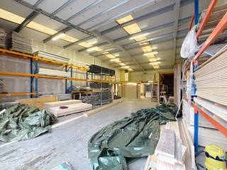 This warehouse for rent is located near the Ghent seaport and is easily accessible via the N9 and R4.Surfaces:- Warehouse: 226- Optional outdoor...