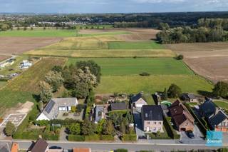 Te koop te Berlare! Perceel van 12are! (rechter gedeelte)<br />Mogelijkheid om te bouwen aan 21%. <br />Deze grond heeft een positief advies van de gemeente voor een OB of HOB. <br />straatbreedte is 12m en diepte van perceel +-97m.<br />Diepte gelijkvloers 18m en 1ste verdieping 12m. Kroonlijsthoogte 6m voor dakhelling gabarit van 45graden. <br />Prachtig zicht richting de velden en op wandelafstand van Donkmeer en Nieuwdonk. <br />Eigenaar is bezig met de verkavelingsakte. <br />Voor meer info of een bezoek ter plaatse : bel 052 52 80 30 - info@goemanvastgoed.be