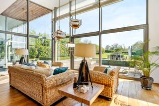 Gelegen aan de Maastrichterstraat in Bilzen, biedt deze uitzonderlijke villa een oase van luxe en rust op een perceel van ca. 15.000 m². De ligging combineert absolute privacy met vlotte bereikbaarheid: op slechts enkele minuten van het centrum van Bilzen, nabij invalswegen richting Maastricht, Hasselt en Genk, en omgeven door groen.<br />Deze statige villa onderscheidt zich door haar stijlvolle afwerking, royale volumes en overvloedige lichtinval dankzij de grote raampartijen.<br />Door de riante perceelsoppervlakte is dit eigendom ook voor dierenliefhebbers een buitenkans.<br /><br />Indeling:<br />De kelderverdieping is volledig ingericht en beschikt over een garage, een ruime multifunctionele ruimte die momenteel dienstdoet als gezellige bar, een badkamer met toilet, een aparte keuken en een opslagruimte – ideaal voor hobbyruimte, gastenverblijf of voor professioneel gebruik.<br /><br />Op het gelijkvloers betreed je de woning via een indrukwekkende inkomhal met royale vestiairekasten. De moderne open keuken met eiland sluit naadloos aan op de eetkamer en de lichtrijke woonkamer. Aansluitend is er een ruime berging met aansluiting voor wasmachine en droogkast. De leefruimte kijkt uit over de prachtig aangelegde tuin met een royaal terras en een zwembad – de perfecte plek om te ontspannen of te entertainen.<br /><br />Op de eerste verdieping bevindt zich de luxueuze master bedroom met en-suite badkamer en een ruime dressing. Verder zijn er nog drie volwaardige slaapkamers en een tweede badkamer, ideaal voor een groot gezin of gasten.<br />Op de tweede verdieping is er een ruime die kan ingericht worden als extra slaapkamer, bureau, fitnessruimte of hobbykamer.<br /><br />Troeven van deze unieke eigendom:<br />- Perceel van ca. 15.000 m² met volledige privacy<br />- Prachtig aangelegde tuin met zwembad<br />- Hypermoderne open keuken en royale leefruimtes<br />- 4/5 slaapkamers<br />- 3 badkamers<br />- Multifunctionele kelder met bar, garage, keuken en badkamer<br />- Veel lichtinval dankzij grote raampartijen<br />- Hoogwaardige afwerking en instapklaar<br />- Centrale ligging nabij Bilzen centrum en verbindingswegen<br /><br />Een unieke kans voor wie op zoek is naar ruimte, luxe en comfort in een groen kader!