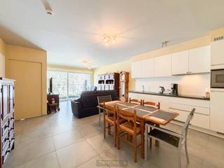 ASSISTENTIEFLAT vlakbij de kerk van Viane (Geraardsbergen). Deze KWALITATIEVE ASSISTENTIEFLAT vinden we op de 1ste verdieping van de recente residentie (2016), genietend van een VLOT BEREIKBARE LOCATIE OP KORTE AFSTAND van Geraardsbergen. Hier vind je zeker en vast de RUST die je zoekt! Het appartement geniet van een PERFECTE STAAT waardoor u onmiddellijk kan intrekken in uw nieuwe thuis. EXTRA FACILITEITEN van deze residentie zijn onder andere de GEMEENSCHAPPELIJKE ZAAL waar men samenkomt voor een babbeltje en een koffie, een aangenaam terras,... ZORGELOOS GENIETEN & ZELFSTANDIG WONEN met alle comfort of aankopen als INVESTERING? Dit is de ideale OPPORTUNITEIT!<br />De indeling van het appartement gaat als volgt: we betreden de flat en komen meteen terecht in de woonkamer met open keuken en aangenaam terras. Verder beschikt het appartement nog over 1 ruime slaapkamer, een berging en een praktische badkamer met gemakkelijk toegankelijke inloopdouche. Ook is er nog een privatieve, extra brede autostaanplaats en gemeenschappelijke berging voorzien in de kelder. <br /><br />Adres: Edingseweg 537 bus 11 te Viane (Geraardsbergen)<br /><br />EPB: 84kWh/m², G-score en P-score A, Geen renovatieverplichting, Bestuursmaatregelen in het maatregelenregister: Neen