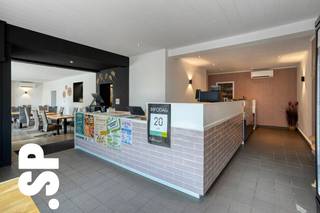 <strong>Handelspand 148m² met gerenoveerd appartement 151m².<br /><br /></strong>Indeling handelszaak: een ruime eetplaats met tal van natuurlijk lichtinval en zitplaats voor +- 40 personen, een grote werkbank/toog, twee gerenoveerde toiletten (M/V), een perfect onderhouden keuken met achterliggend twee koelcellen en extra stockageruimte.<br />Indeling appartement 1e verdiep: ruime traphal, leef- een eetruimte met toegang tot het terras, keuken, gastentoilet, zeer ruime badkamer met wasmachien aansluitingen, drie slaapkamers waarvan één met ingemaakte kasten en één met een ensuite (extra) badkamer.<br /><br />Het gebouw is doorheen de jaren gerenoveerd en begeeft zich in zeer goede staat.<br />Dit handelspand ligt op een uitstekende commerciële ligging, midden in het levendige dorpscentrum. Dankzij de centrale locatie geniet je van een constante stroom voorbijgangers, scholieren, werknemers, .... In de directe omgeving vind je voldoende parkeergelegenheid, wat zorgt voor een vlotte bereikbaarheid en een hoge zichtbaarheid.<br /><br />EPC: Label C.<br /><br />Extra troeven: <br />- Verwarming op gas en airco's zowel op het gelijkvloers als de 1e verdieping<br />- Dubbele beglazing (pvc) van 2011<br />- Groot appartement boven de zaak<br />- Overname mogelijk<br /><br />Wenst u graag meer info of een bezoek? Contacteer IMMO SP op het nummer 014/51.95.00 of via caro@immosp.be