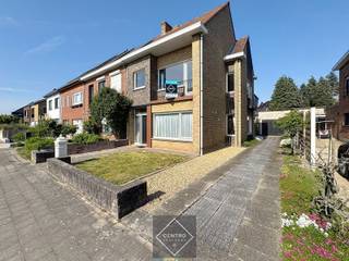 Zeer interessant gelegen woning te Sint-Andries met 3 slpks (4 à 5 slpks mogelijk), garage met grote oprit én zeer LEUKE TUIN te Sint-Andries op wandelafstand van het centrum en zeer VLOTTE verbinding met de autosnelweg!<br /><br /><strong>INDELING:<br /><u><em>Gelijkvloers:</em></u></strong><br />Inkomhal - LICHTRIJKE living - ingerichte keuken (o.a met keramisch fornuis, dubbele spoelbak, dampkap en frigo) - kelder - wasplaats (o.a. met alle voorzieningen voor wasmachine en droger en met uitgietbak) - afzonderlijk gastentoilet - garagebox - oprit voor 3 wagens - volledig aangelegde en omheinde tuin met terras én tuinhuis.<br /><br /><u><em><strong>Eerste verdieping:</strong></em></u><br />Nachthal - badkamer (O.a. met lavabo, toilet en douche) - 3 slaapkamers.<br /><br /><u><em><strong>Tweede verdieping:</strong></em></u><br />Ruime zolder (1 à 2 extra slpks mogelijk)!<br /><br /><u><strong>Opmerkingen:</strong></u><br />- ROLLUIKEN aanwezig!<br />- DUBBELE beglazing aanwezig!<br />- De eerste foto in de fotoreeks is indicatief hoe de woning zou kunnen worden na renovatie.<br /><br />Degelijke woning in rustige straat en op wandelafstand van centrum Brugge, van winkels, scholen en het openbaar vervoer! Aarzel zeker niet om ons te contacteren voor een bezoek ter plaatse: 050/70.01.02 - info@centro.be
