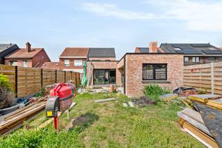 Deze woning heeft nog een beetje liefde nodig om er een pareltje van te maken.<br /><br />ONTDEK DE VASTGOEDVIDEO VIA DEZE LINK; https://youtube.com/embed/tQlckRG_0SI<br /><br />Indeling:<br /><br />inkom(11,7m²) - slaapkamer 1(16,7m²) - badkamer 1 (9,6m²) - garage (14m²) - wasberging (3,5m²) - berging (11,3m²) - open keuken met leefruimte (54,3m²) - buitenbar (17,5m²) <br /><br />Verdiepingen 1;<br /><br />3 Slaapkamer (15m² - 11m² - 6m²) - badkamer 2 (2,5m²) <br /><br />Verdieping 2; <br /><br />Zolder (30m²) <br /><br />Verdieping -1;<br /><br />Kelder <br /><br />Extra: vloerverwarming, regenwater van 6.000l, rustige buurt, gunstig EPC, elektrische poort is reeds beschikbaar, vloer voor in de leefruimte is ook aanwezig,...