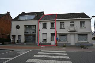 Gelegen aan de Pastoor Mellaertsstraat in Heist-Goor (Heist-op-den-Berg) bevindt zich deze woning met sterk renovatiepotentieel. Dankzij de centrale ligging geniet u van een vlotte verbinding naar het centrum, openbaar vervoer en belangrijke invalswegen, wat deze woning bijzonder interessant maakt voor wie bereikbaarheid en functionaliteit belangrijk vindt.<br /><br />Op het gelijkvloers vinden we een woonkamer en een aparte eetkamer, die samen een aangename leefruimte vormen. Aansluitend bevindt zich de keuken, evenals de badkamer met ligbad, toilet en voorzieningen voor wasmachine en droogkast. Op het gelijkvloers vinden we eveneens een veranda met toegang tot de garage terug.<br /><br />De eerste verdieping omvat een nachthal en twee volwaardige slaapkamers, ideaal voor een koppel, klein gezin of als investering. Daarnaast beschikt de woning over een bergzolder, perfect als extra opslagruimte of eventuele uitbreidingsmogelijkheden na renovatie.<br />Met een doordachte renovatie kan deze woning worden omgevormd tot een gezellige en functionele gezinswoning, waarbij de leefruimtes op het gelijkvloers optimaal worden ingericht en de bovenverdieping een rustige slaapomgeving biedt.<br /><br />Op deze woning is een renovatieverplichting van toepassing, wat tegelijk een mooie kans biedt om het pand volledig te moderniseren. Door te investeren in energetische verbeteringen kan u genieten van een toekomstgerichte woning, afgestemd op de hedendaagse woonnormen en uw persoonlijke smaak.<br /><br />Interesse in deze woning? Kom ze snel ontdekken en maak uw afspraak via Dupont Vastgoed door Jonas te bellen op 0471 91 88 46.