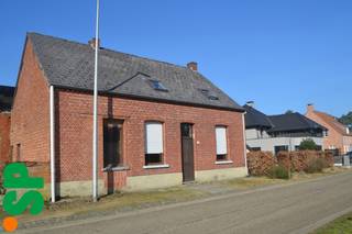 Rustig gelegen woning bestaande uit leefruimte, eetkamer, keuken, badkamer met ligbad, 3 slaapkamers, veranda, berging, terras en tuin. EPC:...