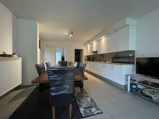 Dit ruim, gelijkvloers appartement ligt in Guigoven, Hasselt en werd recent volledig opgeknapt. Het maakt deel uit van een kleine residentie met slechts 3 wooneenheden in het totaal, een ruime gemeenschappelijke tuin en voldoende parkeergelegenheid<br /><br />Het appartement heeft een totale oppervlakte van 175,40m<sup>2 </sup>en bestaat uit een woonkamer met open keuken en praktische berging, een toilet, een nachthal met toegang tot de badkamer en 4 slaapkamers.<br /><br />Het appartement is momenteel verhuurd aan Sociaal Verhuurkantoor Houtvast. De huidige huurprijs bedraagt 740,58 euro.<br /> 