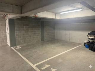 Deze ondergrondse staanplaats te koop in Olsene is gelegen op centrale ligging in residentie Huis De borghgrave I.Afmetingen: 3,50m x 6m