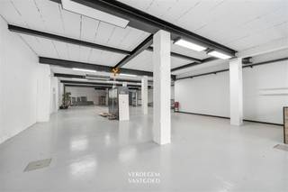 <p><span>Zichtbaar en bereikbaar<br /></span><span>Bij het binnenrijden van Zelzate, langs een strategische toegangsweg naar het centrum, geniet dit pand van zichtbaarheid, zeker voor wie wacht aan de brug. <br />Een plek waar dagelijks veel beweging is en dus veel aandacht. <br />Parkeren kan eenvoudig in de straat en in de nabije omgeving bevindt zich bovendien een openbaar plein met parking. <br />Ook het openbaar vervoer ligt op wandelafstand.<br /><br /></span><span>XL handelsruimte + zonnig appartement met groot terras<br /></span><span>Op het gelijkvloers bevindt zich een grote handelsruimte van ca. 284 m².<br />De raampartijen zorgen voor een uitstekende zichtbaarheid langs deze commerciële weg. <br />De open indeling laat toe de ruimte flexibel in te richten, waardoor het pand zich perfect leent voor uiteenlopende activiteiten zoals een winkel, atelier, showroom, kantoor, horeca of vrij beroep.<br />Achteraan zijn er bijkomende praktische ruimtes, waaronder een kitchenette en extra bergruimte. <br /><br />Boven het handelspand bevindt zich een lichtrijk appartement van ca. 100 m², bereikbaar via een aparte inkom. <br />Het appartement werd gerenoveerd in 2021 en beschikt over een grote leefruimte, keuken, drie slaapkamers, stijlvolle badkamer en een groot zonnig terras.<br /><br /></span><span>Extra<br /></span><span>/ elektriciteit conform<br />/ nieuwe centrale verwarmingsketel (HR condenserend)<br />/ warmwaterboiler<br />/ PVC-ramen met hoogrendementsbeglazing<br /><br /></span><span>Troeven<br /></span><span>/ commerciële ligging<br />/ voor eigen gebruik of verhuur<br />/ grotendeels gerenoveerd<br />/ een sterke basis voor een nieuw project<br /><br /><br /></span></p>