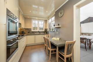 RUIME OP TE FRISSEN BEL-ETAGE MET 3-4 SLAAPKAMERS, DUBBELE GARAGE EN GROTE TUIN IN CENTRUM WOMMELGEMDeze ruime gesloten bel-etage woning is...