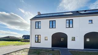 Langs de Borstelstraat in Houthulst werd deze prachtige halfopen projectwoning (lot 2) gerealiseerd. De grote stijlvolle voordeur leidt naar...