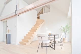 Vivre à Gand fait peau neuve avec Graaf van Vlaanderen. Ce projet propose un mélange harmonieux d'appartements confortables d'une ou deux chambres et de spacieuses maisons de trois chambres. Idéal pour ceux qui débutent seuls, recherchent un logement en couple ou souhaitent profiter pleinement de la ville en famille.
Tout a été réalisé avec le souci du détail et le souci du développement durable, pour un séjour non seulement élégant mais aussi intelligent. Luminosité abondante, agencement soigné et style contemporain apportent une touche de confort supplémentaire.
Et puis, il y a l'emplacement… vous vivrez littéralement au cœur de Gand, à deux pas de cafés, restaurants, lieux culturels et boutiques. En bref : vivre à Graaf van Vlaanderen, c'est vivre en ville, mais dans un logement qui vous ressemble.