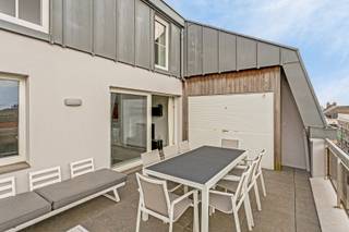 Op slechts enkele passen van de Zeedijk bevindt zich dit zeer ruime gerenoveerde duplex appartement (125m2)/Penthouse, bestaande uit maar liefst...