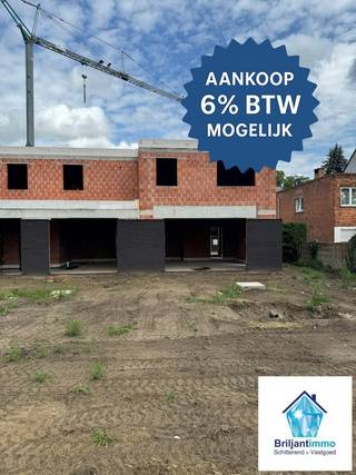 Reeds 60% VERKOCHT! 

Voor onze snelle beslissers... De BRILJANTE actie: krijg bij aankoop van de woning, jouw droomkeuken (twv 12.500€ helemaal GRATIS!)
Als dat geen mooi eindejaarscadeau is... 

In het nieuwbouwproject Karreveld te Malderen stellen wij Lot 1 voor: een moderne BEN-woning (E-peil ≤ 20) met strakke architectuur en hoogwaardige afwerking. De gevel combineert zwart genuanceerde gevelsteen met witte bepleistering en duurzame accenten.
De woning biedt een ruime, open leefruimte met keuken en aansluitende berging. Op de verdieping zijn meerdere slaapkamers voorzien, samen met een volledig uitgeruste badkamer met douche, ligbad en lavabo. Dankzij de warmtepomp met vloerverwarming, ventilatiesysteem D en zonnepanelen woont u energiezuinig en comfortabel.
De afwerking omvat onder meer pleisterwerken, binnenschrijnwerk, superisolerend schrijnwerk en kwaliteitsvolle vloeren (60x60 tegels). Venstertabletten in travertin en ruime budgetten voor sanitair en keuken geven u de vrijheid om zelf uw stijl te bepalen.
Met zijn eigentijdse uitstraling, energiezuinige technieken en gunstige ligging in Malderen – vlakbij winkels, scholen en openbaar vervoer – is Lot 1 een ideale woning voor gezinnen die duurzaam en stijlvol willen wonen.

