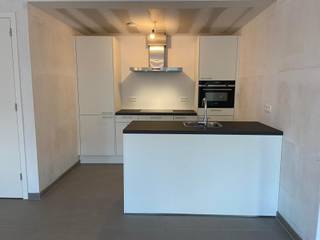 BEZOEK AANVRAGEN ENKEL MOGELIJK VIA VOLGENDE LINK: https://verlinden.mijnhuurprofiel.be/property/978d5902-7788-4cba-ab52-8d5e7898f6f8<br /><br />Instapklaar energiezuinig nieuwbouw appartement, gelegen in het centrum van Onze-Lieve-Vrouw Olen, op wandel - / fietsafstand van winkels, openbaar vervoer, scholen, station, ..., en met een vlotte verbinding naar de omliggende gemeentes Geel, Westerlo, Herentals en Kasterlee, alsook de E313 en de E34.<br /><br />Dit appartement gelegen op de eerste verdieping bestaat uit een woonkamer met volledig uitgeruste open keuken (vaatwasser, koelkast met vriesvak, combi-oven, inductie kookplaat en dampkap), Aansluitend bevindt er zicht een koele berging / wasplaats. <br /><br />Verder zijn 2 slaapkamers, een badkamer met inloopdouche en dubbele wastafel in meubel, een apart toilet en een inkomhal met ruimte voor een vestiairekast. <br /><br />Via schuiframen in zowel de leefruimte als de slaapkamer komt u terecht op het inpandige west georiënteerd terras. <br /><br />Achteraan het gebouw is een gemeenschappelijke tuin waar u gebruik van mag maken. <br /><br />Het betreft een energiezuinige appartementen met vloerverwarming op aardgas, ventilatiesysteem type C+. Het appartement wordt nog volledig geschilderd en is dus instapklaar.<br /><br />Verder is er een ondergrondse privatieve autostaanplaats, privatieve kelderberging en gemeenschappelijke fietsenstalling inbegrepen. <br /><br />Lift aanwezig.<br /><br />Huurprijs: €900/maand | gemeenschappelijke kosten: €50/maand | beschikbaarheid: 01/11/2026 | EPC: 35 kWh/m² (label A)