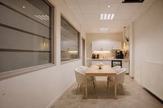 <strong>Ligging</strong><br /><br />De commerciële ruimte is gelegen aan de Antwerpsesteenweg nabij het centrum van Gent. Op wandelafstand van het station Gent-Dampoort. Een makkelijke verbinding met het openbaar vervoer alsook de R4, E17 en E40.<br /><br /><strong>Indeling</strong><br /><br />De verhuurde handelsruimte werd in 2024 gerenoveerd. Een <strong>jaarlijkse huurprijs van 28.298 euro</strong>. Het gelijkvloers bevat een welkom ruimte, twee kantoorruimtes, een ruime berging en twee toiletten. Er is een kelder aanwezig. <br /><br /><strong>Troeven</strong><br /><br />- EPC B<br />- Centraal gelegen<br />- Gerenoveerd in 2024<br />- Aankoop met vast rendement<br /><br />Voor inlichtingen en/of bezoek, bel Arthur 0473 90 90 94