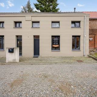 Unieke opbrengsteigendom of ideale eerste woonst van 65 m² op een absolute toplocatie in Lier! Via de inkom kom je onmiddellijk in de...