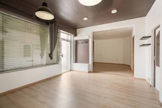 Ruim handelspand met duplexappartement, garage en tuin.Ontdek dit veelzijdige handelspand gelegen in het centrum van Melsbroek. Het pand biedt een...