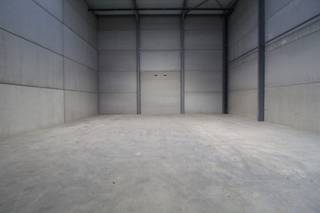 Gelegen langs de Diksmuidesteenweg te Hooglede op de grens met Roeselare vinden we deze recente loods van 542m² terug.<br />Goed gelegen en zeer bereikbaar op een vernieuwde site.<br /><br />Eigenschappen:<br />- sectionale poort<br />- aluminium schrijnwerk met toegangsdeur<br />- 3x400V +N aanwezig<br />- led verlichting<br />- vrije hoogte van +/-11.5m<br />- vloer uit gepolierde beton<br />- mogelijkheid tot plaatsen sanitair tegen meerprijs<br />- mogelijkheid tot plaatsen zonnepanelen tegen meerprijs<br />- parkeerplaatsen extra bij te huren<br /><br />Maandelijkse huurprijs van €1.897 ex btw, daar komen nog kosten voor verbruik, onderhoud en onroerende voorheffing bij<br /><br />Onmiddellijk beschikbaar<br />Geef een seintje  voor meer info!<br />*voorbeeldfoto's<br /> 