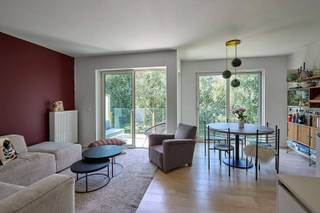 Op zoek naar een nieuwe thuis? Dat TREFT!😉<br /><br />Dit recente appartement (eerste bewoning in 2019) combineert een uiterst centrale ligging met verrassend veel rust. Dankzij de vele ramen met zonwerende en hoogisolerende beglazing geniet je de hele dag van een overvloed aan natuurlijk licht. Vanuit de leefruimte en het leuke terras kijk je uit op het groen, zonder inkijk van overburen.<br /><br />Het appartement beschikt over twee volwaardige slaapkamers, een gezellige leefruimte met parketvloer, een apart toilet en een praktische berging.<br />Daarnaast geniet je van een private autostaanplaats, een fietsenstalling en zonnepanelen, wat bijdraagt aan een comfortabel én energiezuinig wooncomfort.<br /><br />Winkels, openbaar vervoer en belangrijke invalswegen bevinden zich op wandel- of fietsafstand. Toch kom je thuis in een oase van rust, licht en privacy.<br /><br />Ik heb hier de voorbije zeven jaar met ontzettend veel plezier gewoond en hoop dat deze plek voor iemand anders even bijzonder mag worden. <br />Voel jij dat dit wel eens jouw nieuwe thuis kan zijn? Plan dan eenvoudig een bezichtiging via https://calendly.com/heyvaertnohmi/20min of neem contact op via appartementtreft@hotmail.com<br /><br />Cet appartement récent associe un emplacement extrêmement central à un calme surprenant. Grâce aux nombreuses fenêtres dotées d'un double vitrage solaire et hautement isolant, vous profitez toute la journée d'une belle lumière naturelle. Depuis l'espace de vie et la spacieuse terrasse, vous profitez d’une agréable vue sur la verdure, sans vis-à-vis.<br /><br />L'appartement dispose de deux chambres confortables, d'un espace de vie chaleureux avec parquet au sol, d'une salle de bains avec baignoire, de toilettes séparées et d'un débarras pratique.<br />De plus, vous bénéficiez d'une place de parking privative, d'un local à vélos et de panneaux solaires, ce qui contribue à un confort de vie agréable et économe en énergie.<br /><br />Planifiez simplement une visite via https://calendly.com/heyvaertnohmi/20min ou par appartementtreft@hotmail.com
