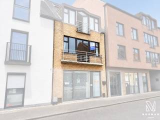 Welkom in dit ruim, lichtrijk en energiezuinig (EPC A) appartement, gelegen in het centrum van Kuurne, met twee slaapkamers, terras en garage!<br /><br />Dit appartement gelegen op het eerste verdiep is bereikbaar via de lift of trap in het gebouw.<br />Bij het betreden van het appartement komt u binnen in de ruime inkomhal met apart gastentoilet. Verder vindt u de ruime en lichtrijke leefruimte, die aansluit op de keuken. De keuken is uitgerust van oven, fornuis, koelkast en dampkap. Aanpalend aan de keuken is er nog een praktische berging, waar ook de technische installaties staan.<br />Via de grote raampartijen in de leefruimte heeft u toegang tot het eerste knusse terras.<br />Verder komt u via de gang richting de twee volwaardige slaapkamers en badkamer uitgerust van douche en wastafel.<br />Via beide slaapkamers heeft u toegang tot het tweede, ruime zonneterras.<br /><br />Tot slot beschikt dit appartement over een aparte garagebox voor een meerprijs van 25.000 euro. U kunt deze garage bereiken via de ondergrondse parking. Daar is er eveneens een stalling voorzien voor fietsen en brommers.<br /><br />TROEVEN<br />+ EPC A (energiezuinig en geen renovatieplicht)<br />+ Elektriciteit conform<br />+ 2 slaapkamers<br />+ Terras