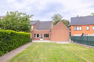 Deze ruime woning op een perceel van 637 m² biedt een sterke renovatiekans voor wie op zoek is naar een project met potentieel. Met 160 m² bewoonbare oppervlakte, drie slaapkamers en een gunstig EPC‑label, vormt dit pand een ideale basis om volledig naar eigen smaak te moderniseren.<br /><br />Indeling<br /><br />Gelijkvloers:<br />• Inkom<br />• Woonkamer<br />• Keuken<br />• Badkamer<br />• Veranda<br />• Garage + zolderruimte (32,7 m²)<br /><br />1ste verdieping:<br />• Trappenhal<br />• Slaapkamer 1 (27 m²)<br />• Slaapkamer 2 (12,6 m²)<br />• Slaapkamer 3 (11 m²)<br /><br /><br />Mis deze kans niet! Plan snel je bezoek en ontdek dit ruim pand zelf.<br />Voor alle foto's, attesten en plannen bezoek onze website : Albert.immo<br />0474 34 43 00<br />bart.gerardi@albert.immo<br />www.albert.immo