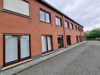 Deze zeer gunstig gelegen, voormalige interieurzaak, situeert zich op de baan Gent – Zottegem en beschikt over 1.350m² bruikbare vloeroppervlakte...