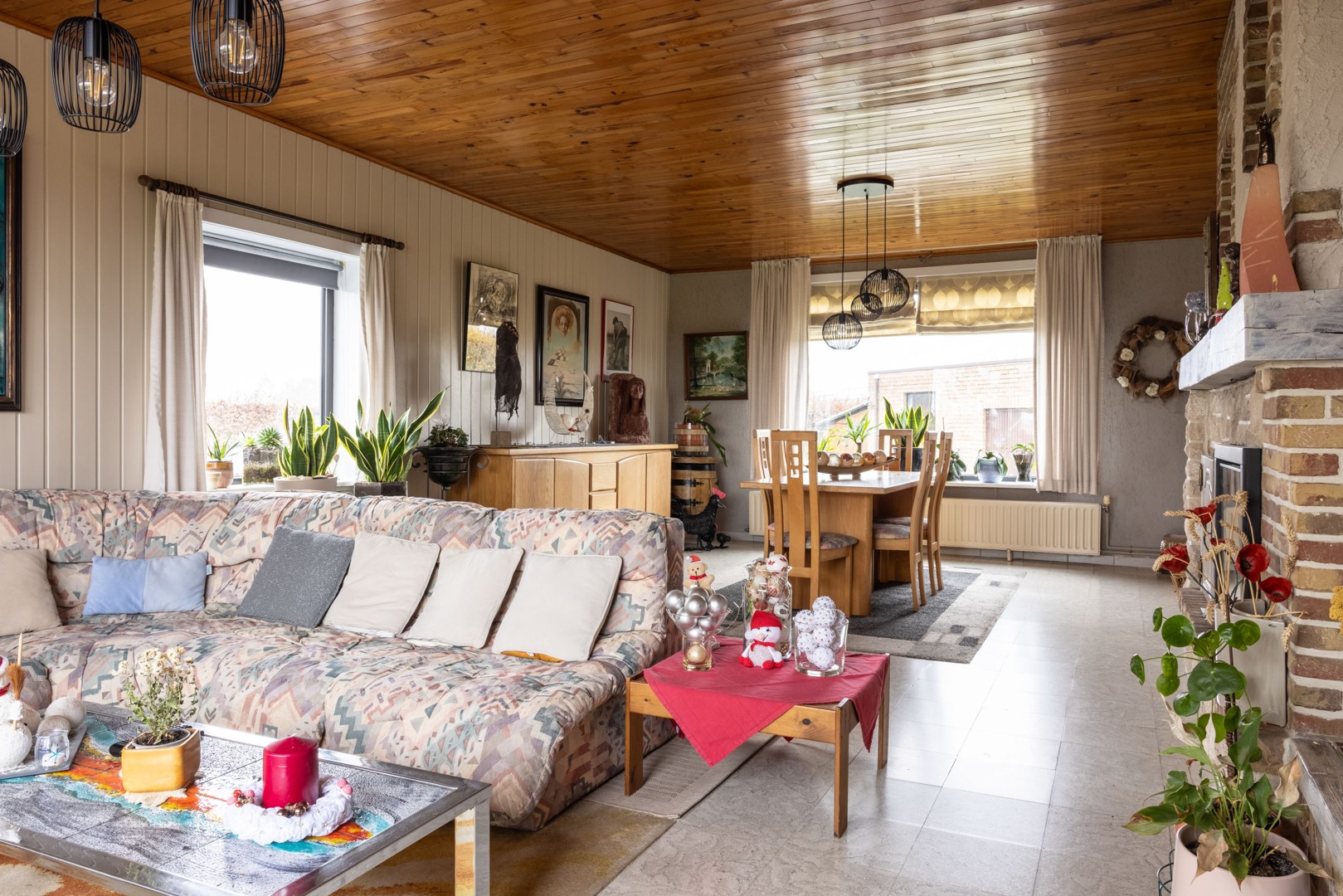 LANDELIJK GELEGEN ALLEENSTAANDE WONING MET 4 SLPKS, DUBBELE GARAGE EN DIVERSE WEIDES OP EEN TOTALE OPPERVLAKTE VAN 2.360 M2 - foto 4